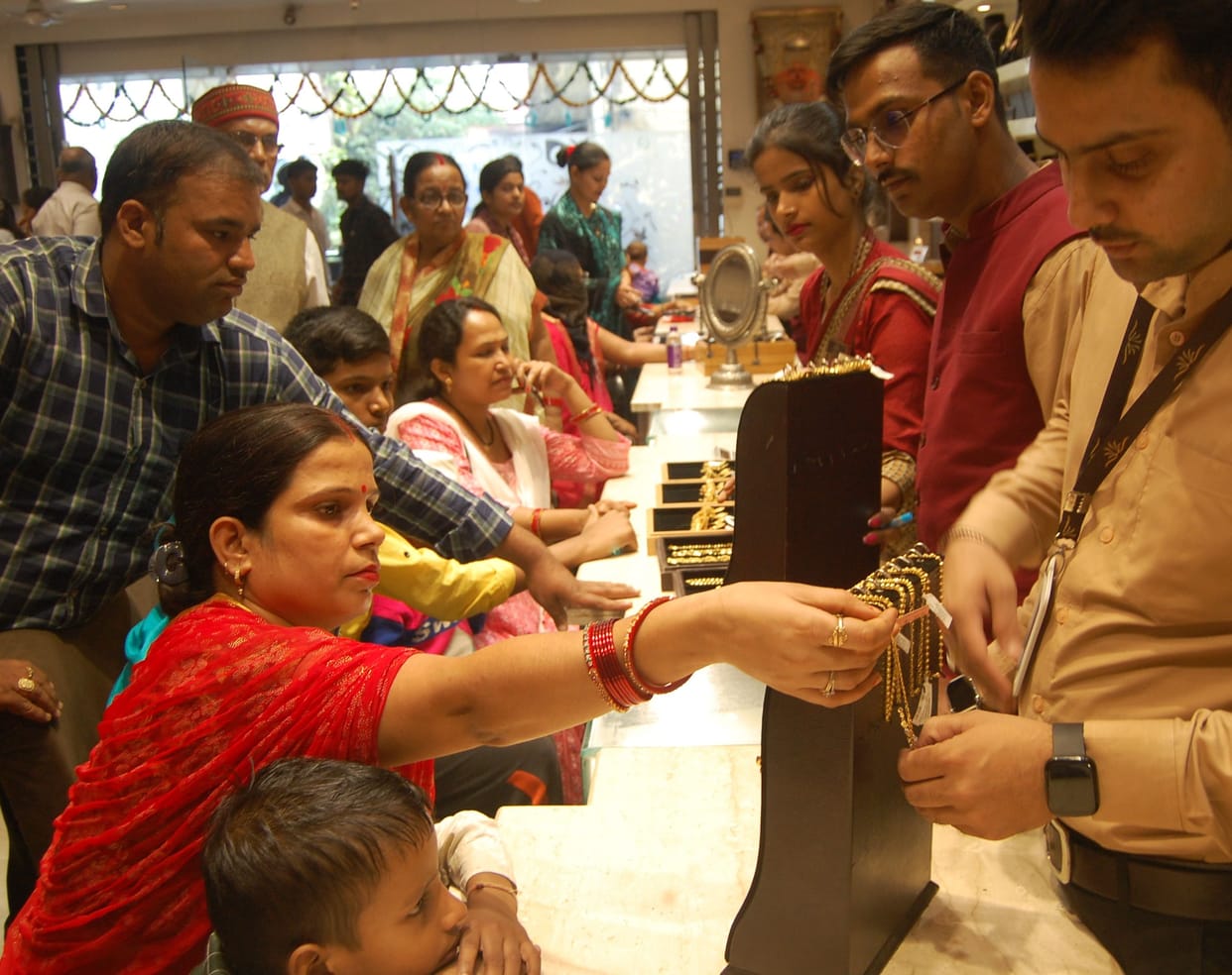 100 crore business... market shines on Dhanteras