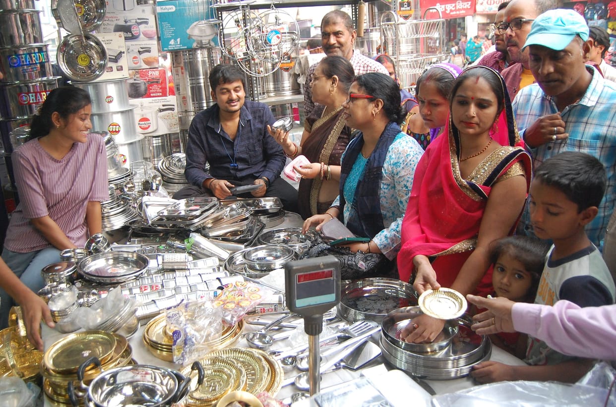 Due to huge crowd of buyers on Dhanteras, the city's route diversion failed.