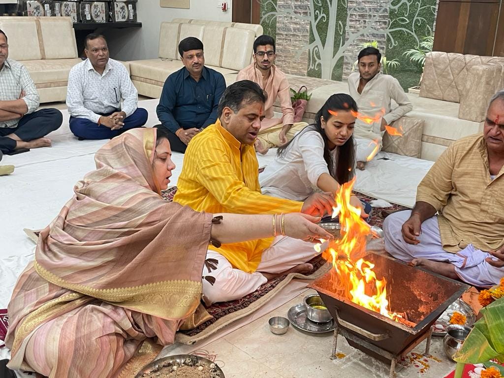 Vaidyas listened to Dhanvantari Katha by keeping fast, distributed pudding prasad
