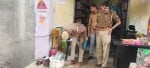 शाहजहांपुर में पटाखों की दुकान का निरीक्षण करते एफएसओ डॉ.बीडी पटेल। स्रोत-स्वयं