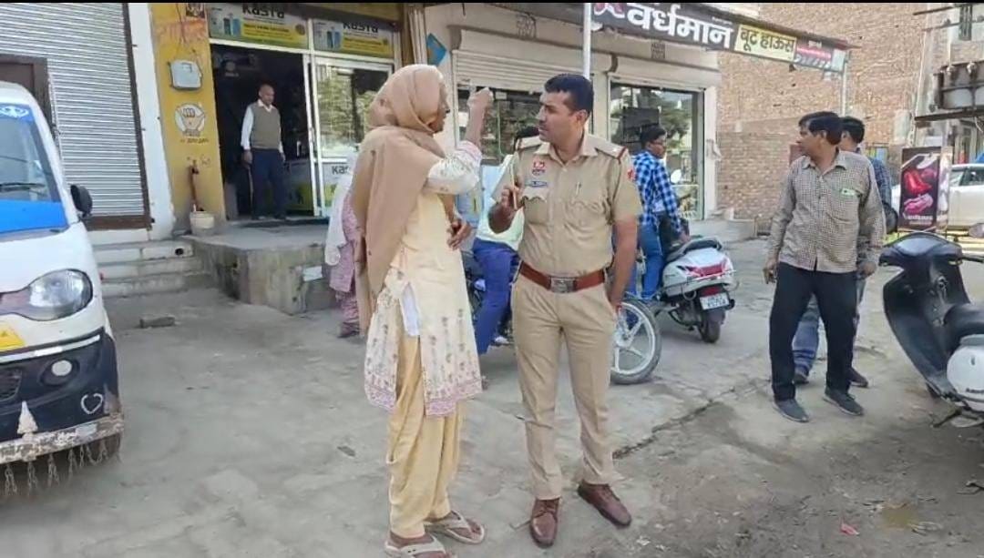 Women in car snatched gold earrings on the pretext of giving lift to old lady