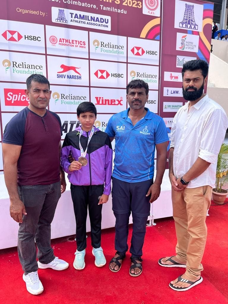 Player Meenakshi created a record by throwing javelin 44.5 meters.