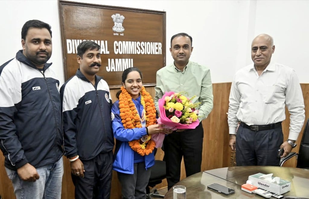 asian shooting, anisha honoured