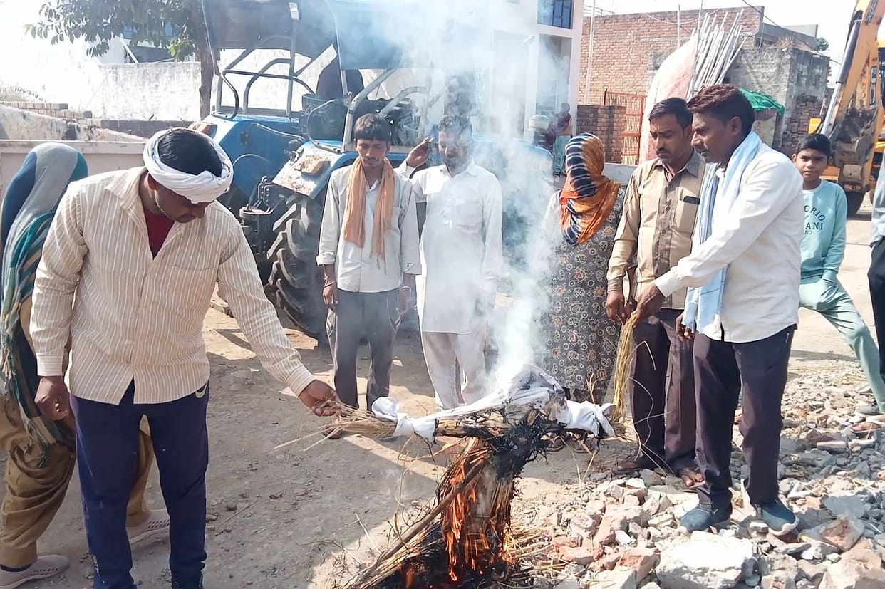 Rural sanitation workers burnt CM's effigy