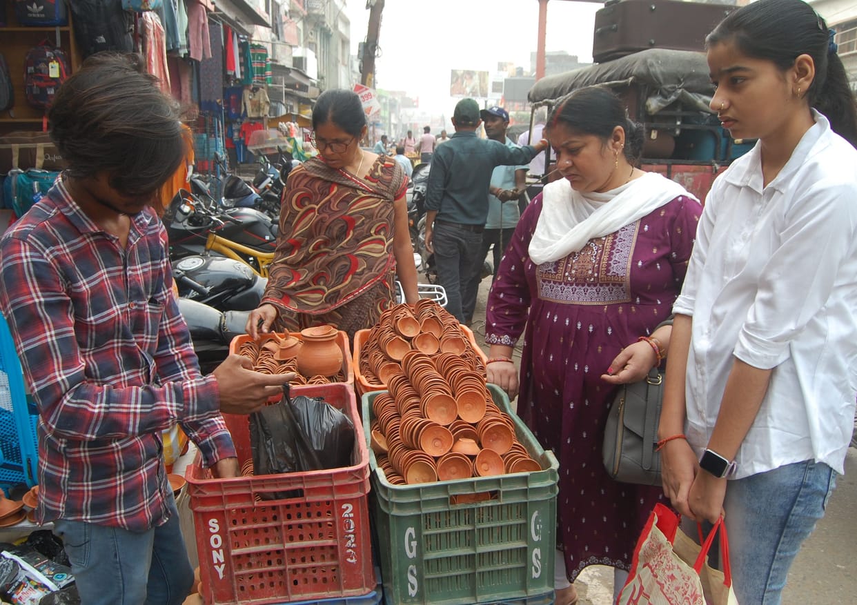 Today the district will be illuminated with lamps, people gathered in the market to buy goods.