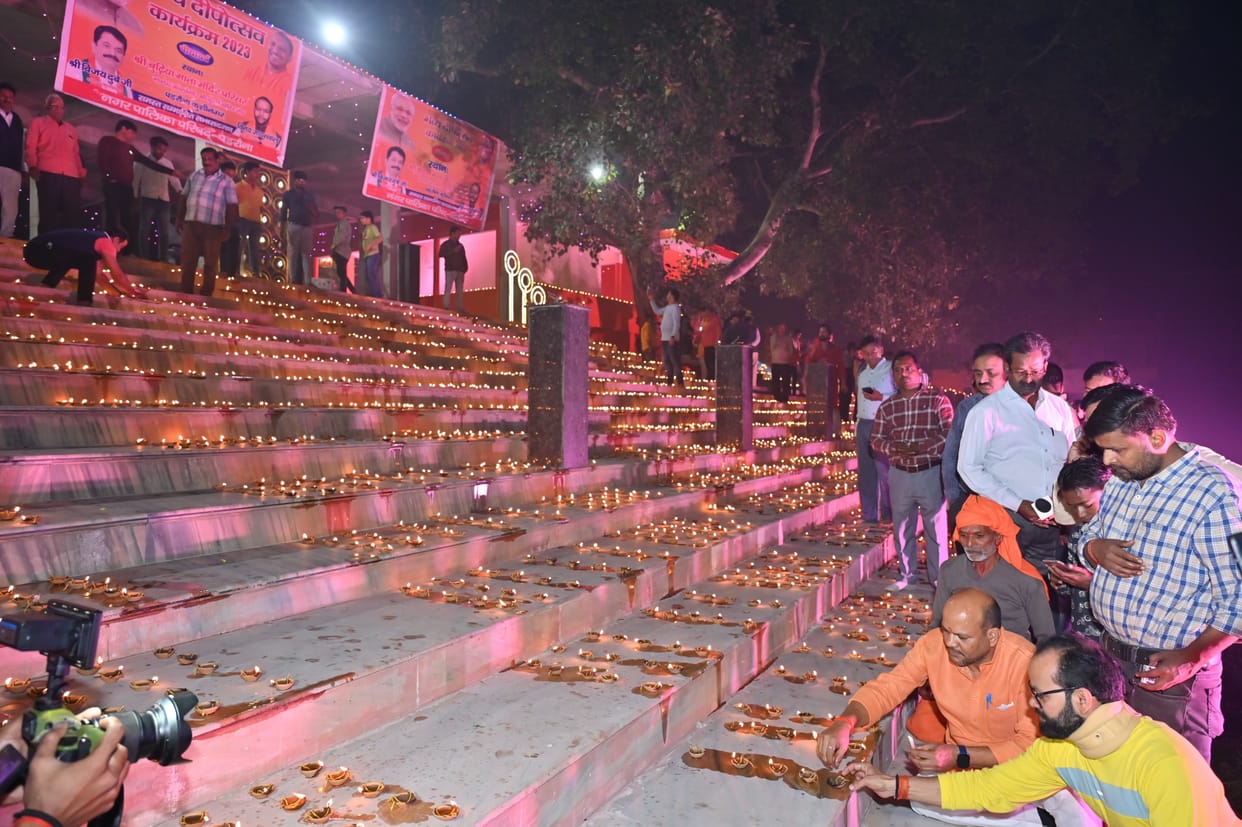 Chhath Ghat lit up with 21 thousand lamps on Chhoti Diwali evening