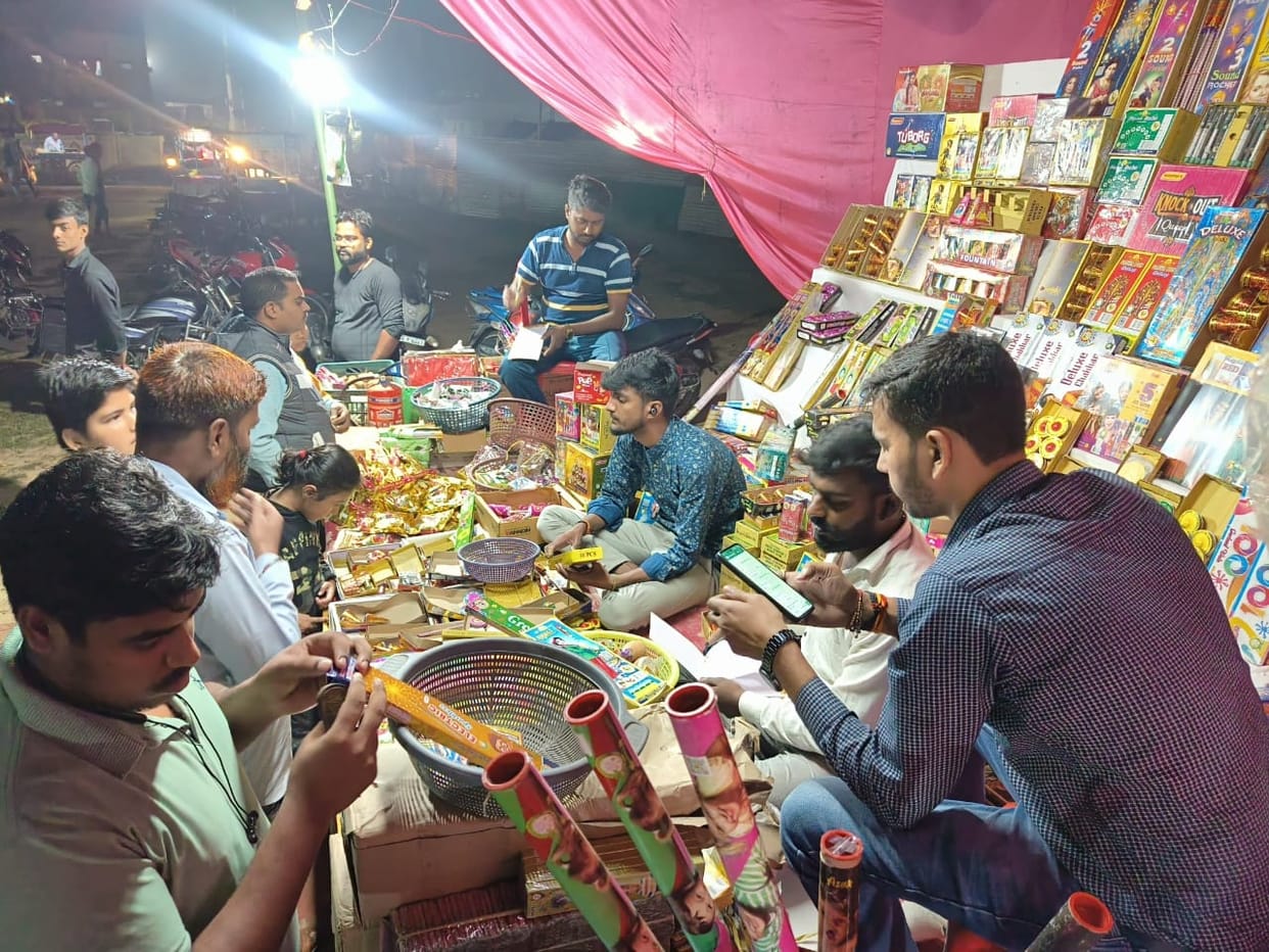 Preparations for Deepotsav completed, Goddess Lakshmi and Ganesh ji will be worshiped today