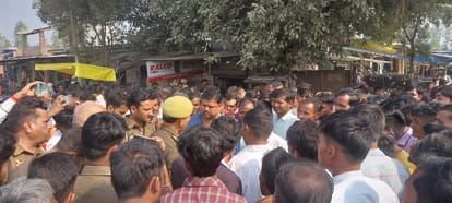 Villagers, angry over giving sugarcane purchasing center to Bajaj Sugar Mill, blocked the road