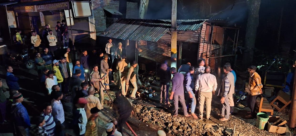 Shop burnt down in Padhar market, goods kept inside burnt