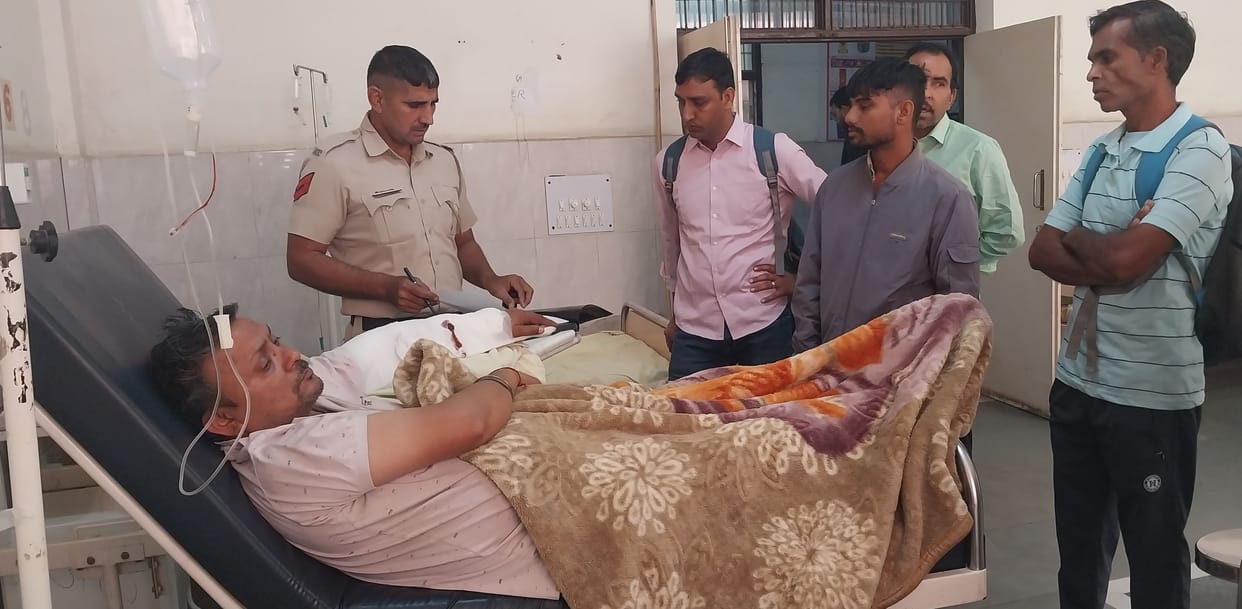 Fighting between father and son, also accused of snatching Rs 1.50 lakh