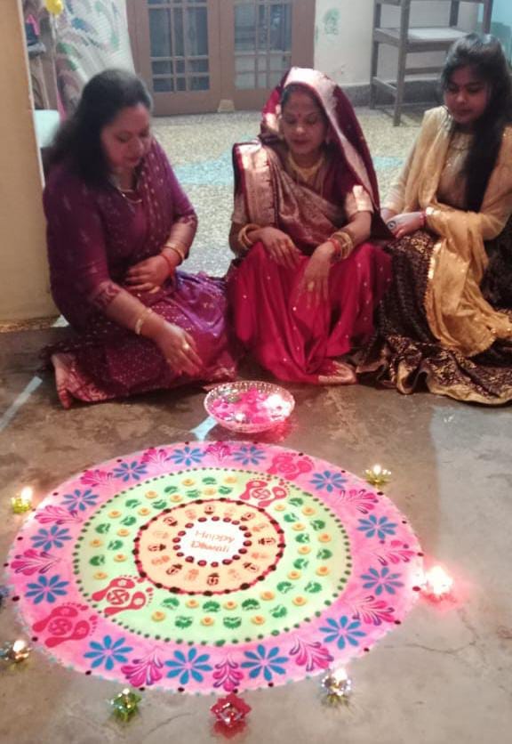 The sky was bathed in colorful lights... Mani Diwali with pomp and show