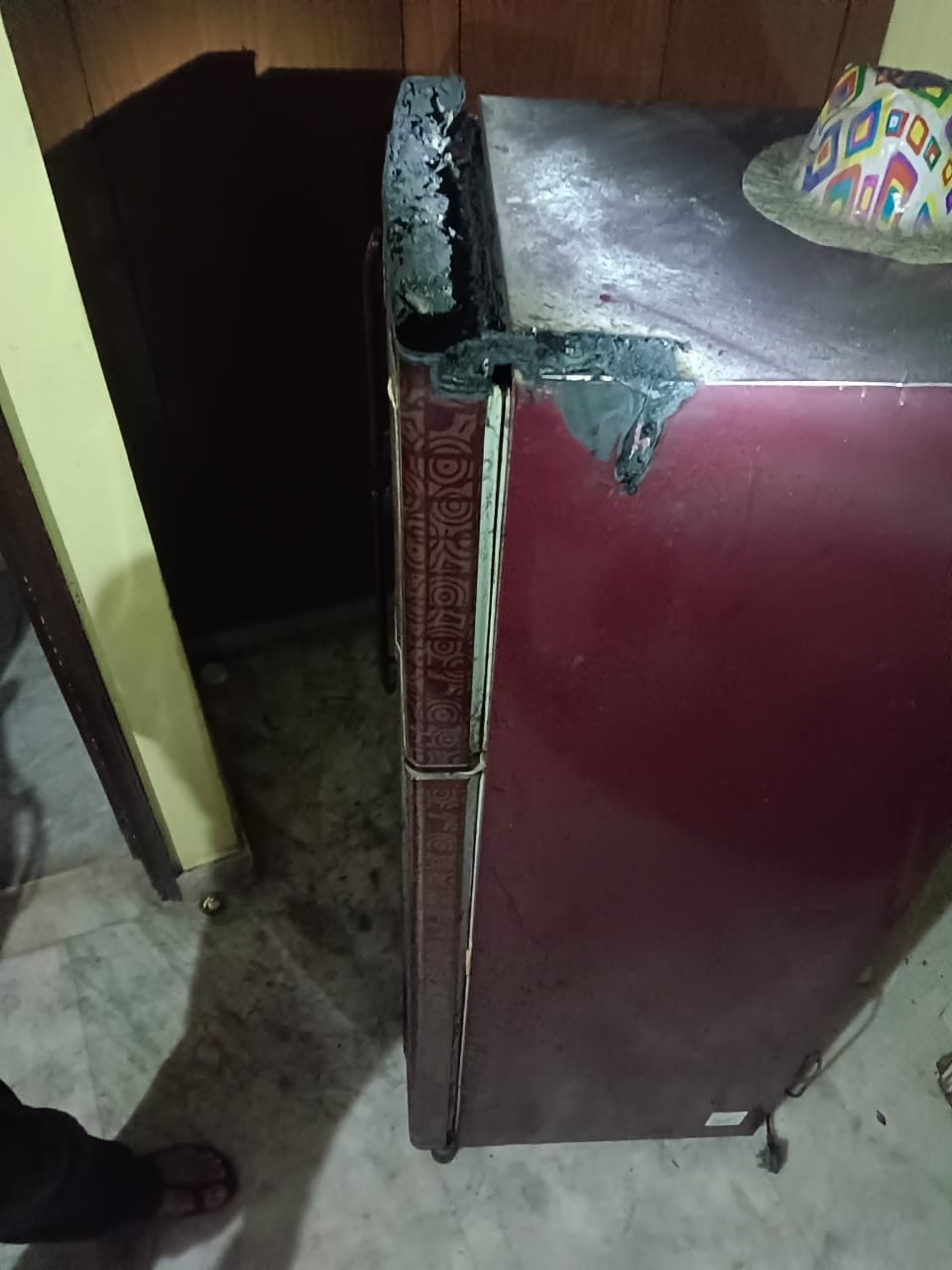 House caught fire due to gas leak, roof also collapsed