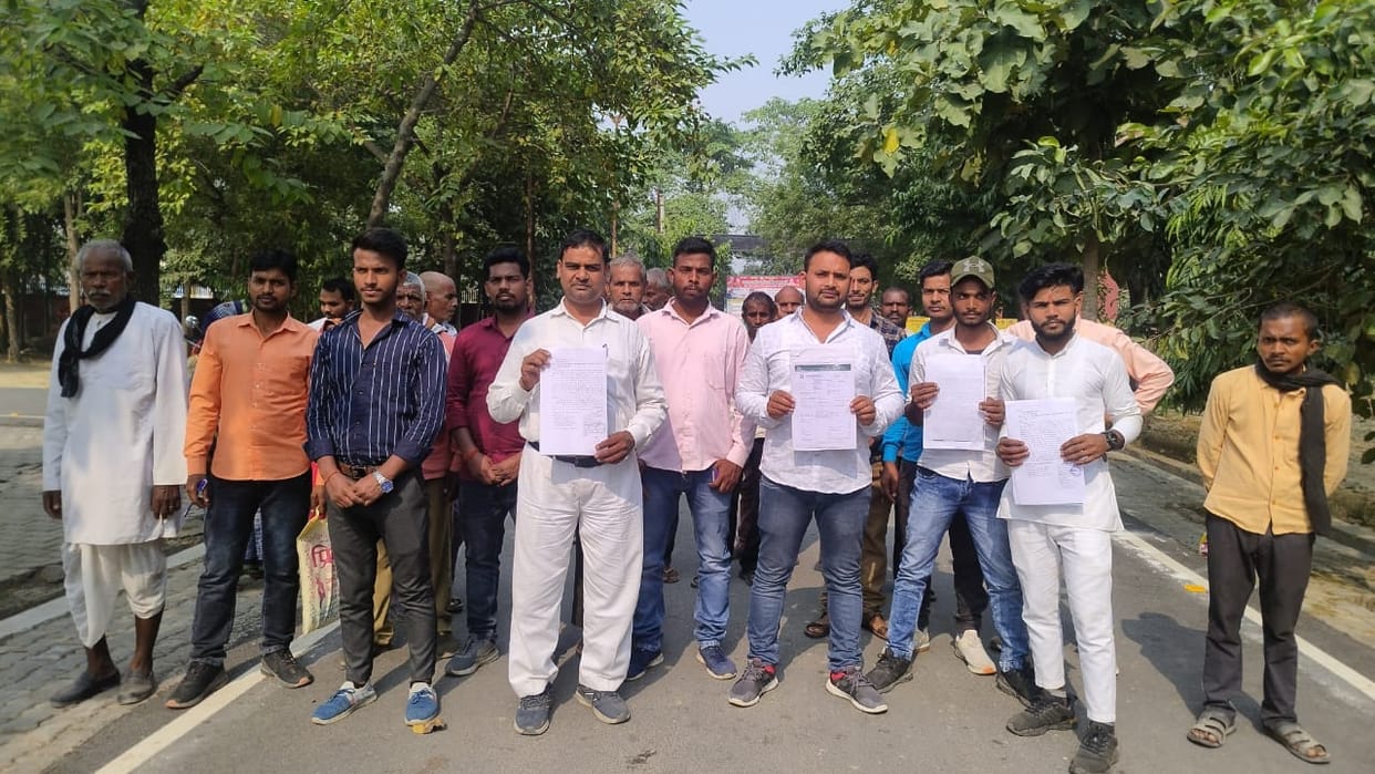 Villagers demonstrated at the Collectorate