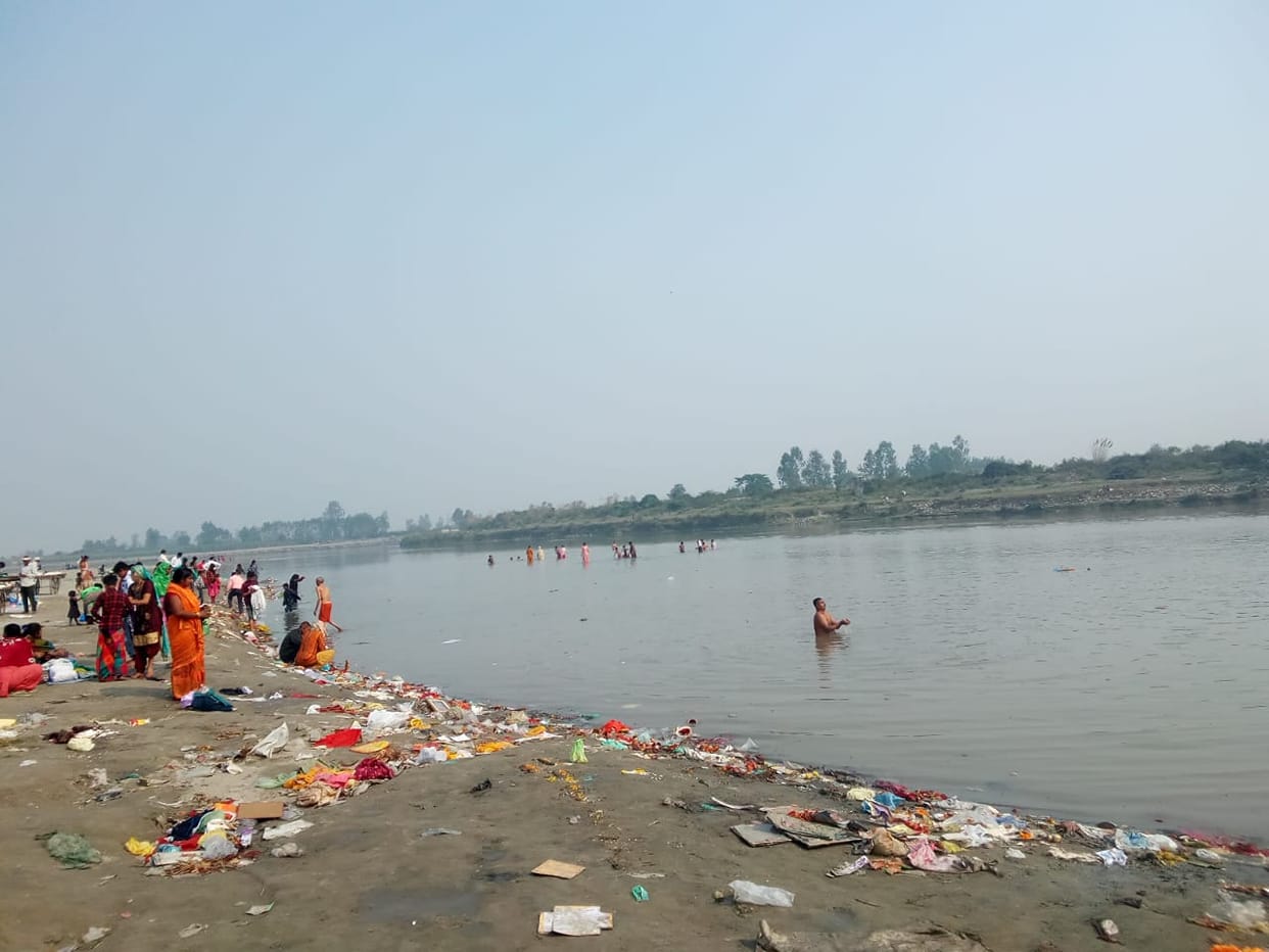 Devotees take a dip of faith in Yamuna on Somvati Amavasya