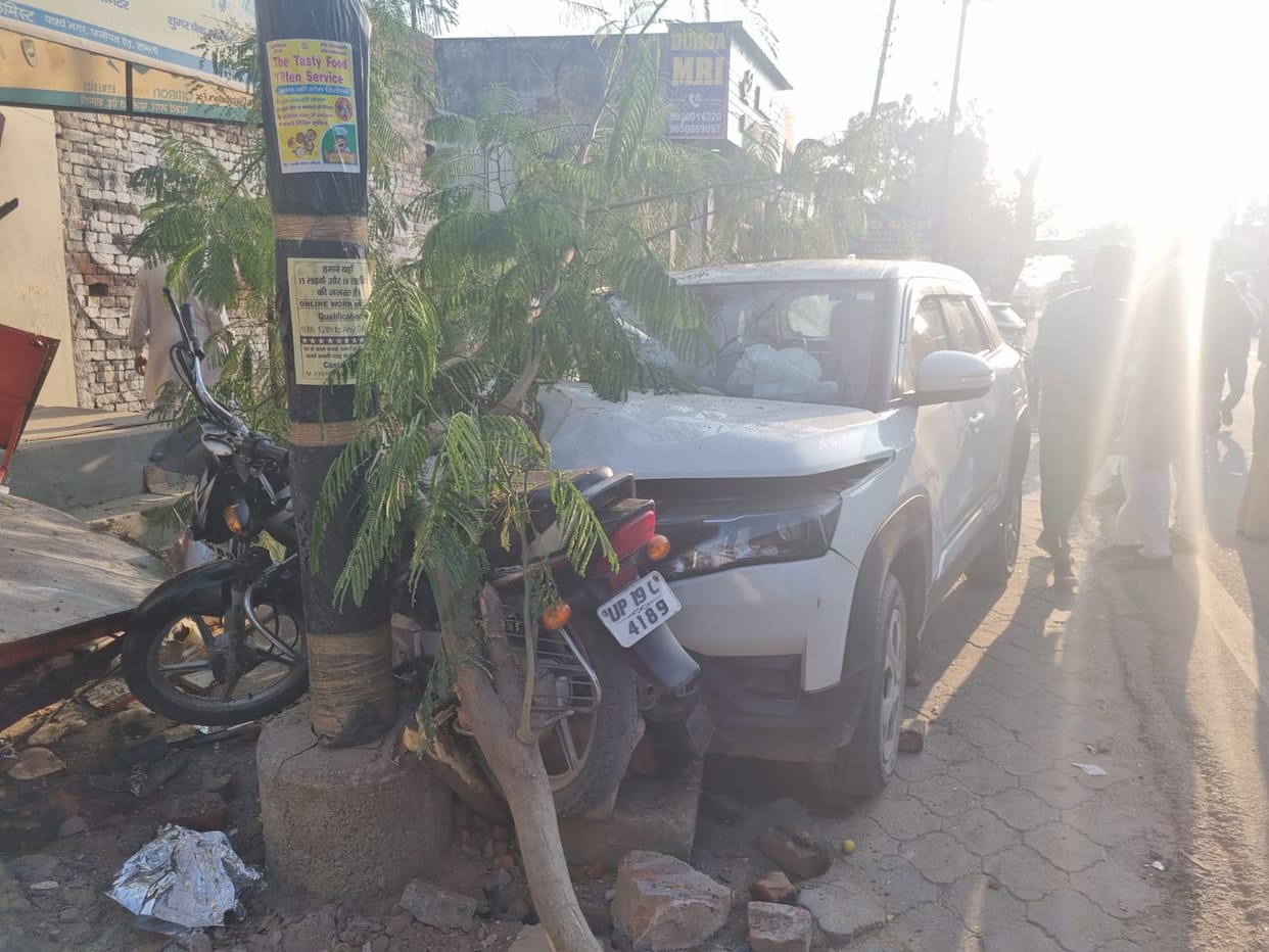 Four injured after being hit by a speeding car, two vehicles damaged