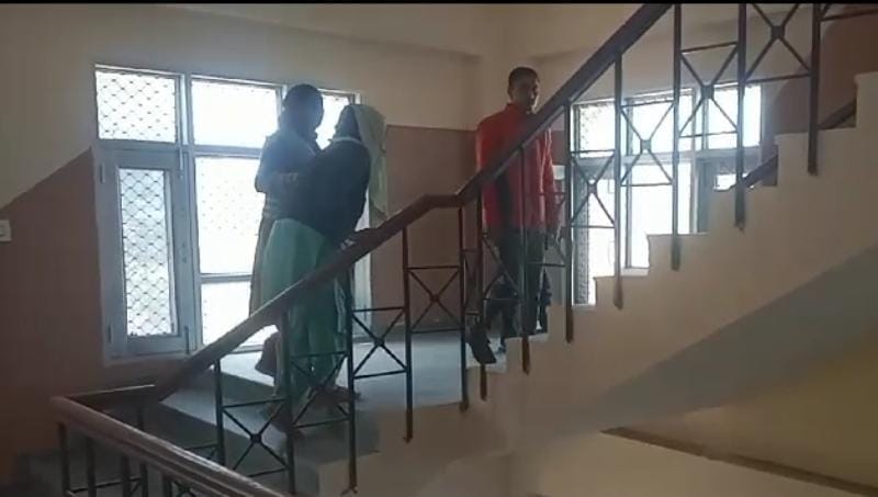 Lift closed in Mini Secretariat complex Sujanpur, people are getting worried
