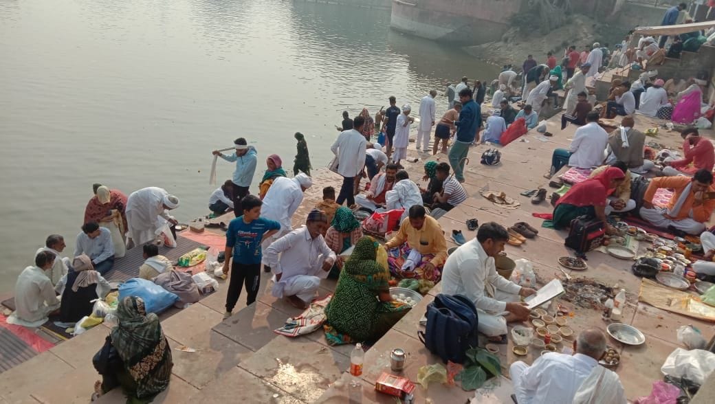 On the last Somvati Amavasya of the year, devotees took a dip in Pindara Tirtha.