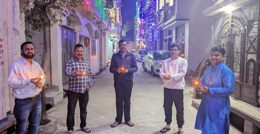 Employees and teachers lit a lamp for old pension
