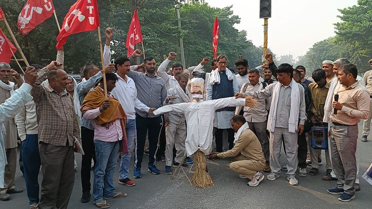 Rural sanitation workers did not celebrate Diwali, burnt the effigy of the government