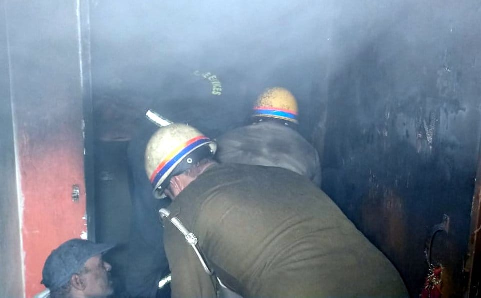 House caught fire due to lamp and fire at four places due to firecrackers