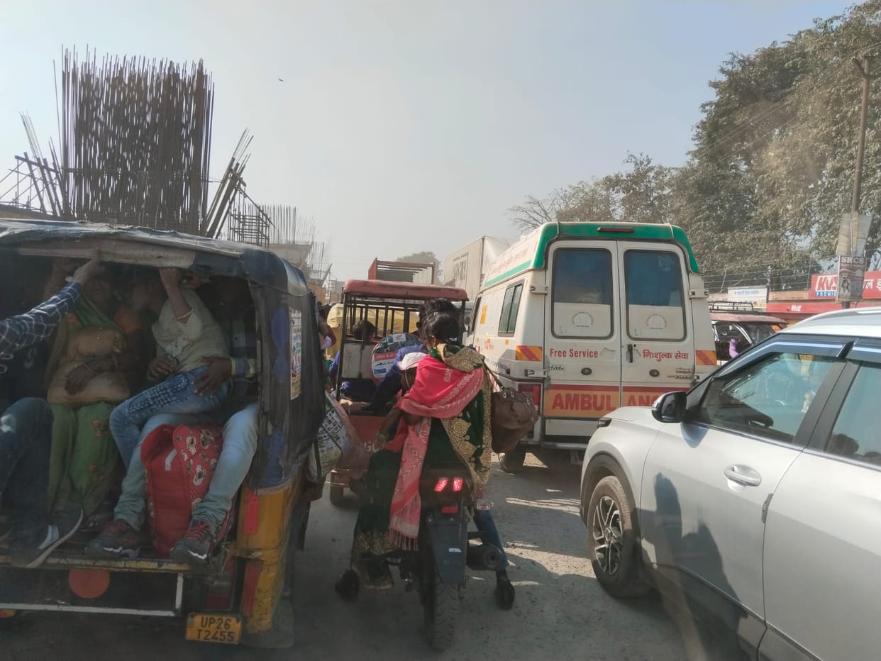 Crowd fails traffic system on Assam Highway