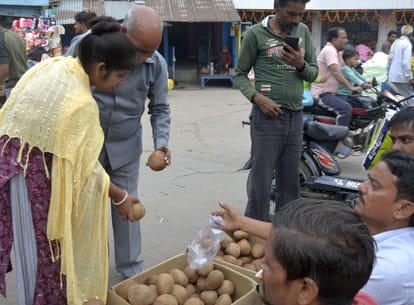 Bhaiya Dooj today, sisters bought sugar candy in abundance