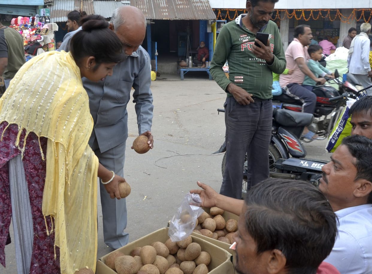 Bhaiya Dooj today, sisters bought sugar candy in abundance