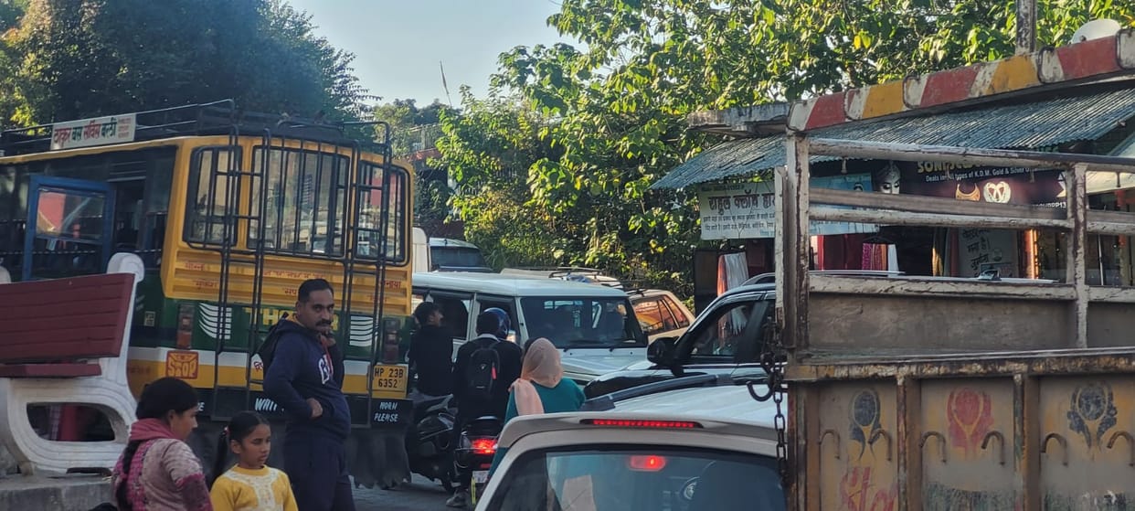 Traffic police personnel not deployed at Kuan Chowk, long traffic jam is seen