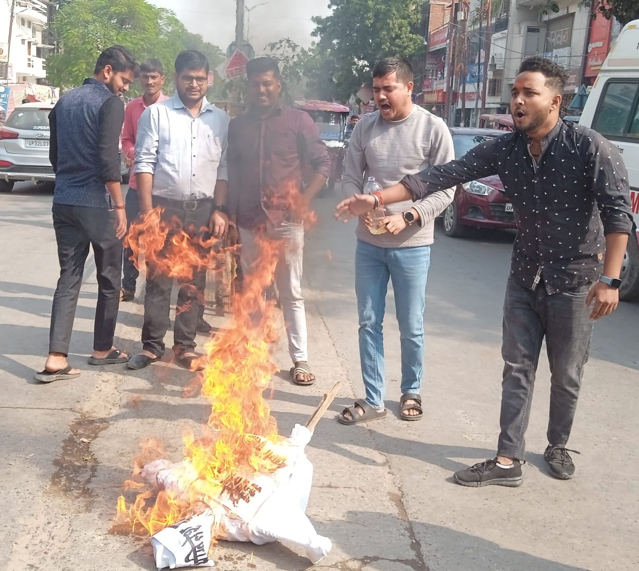 Students burnt effigies of Akhilesh Yadav and Swami Prasad