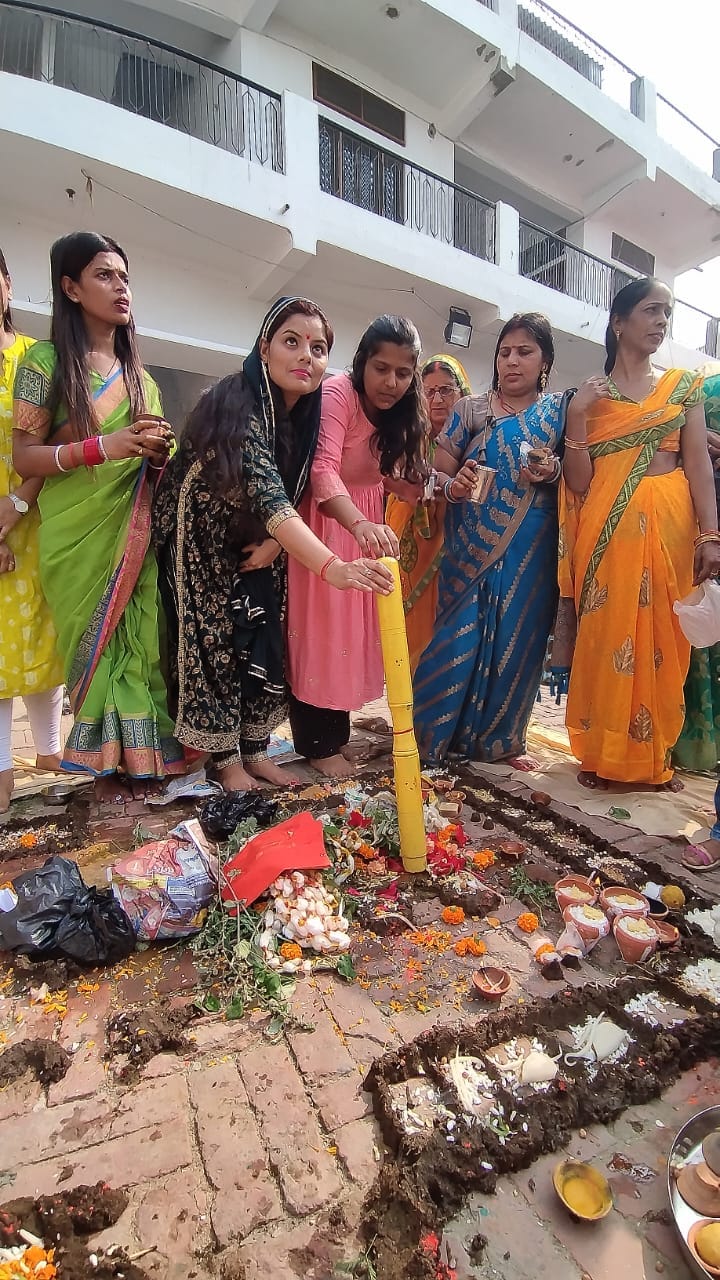 Lord Govardhan was worshiped along with Bhaiya Dooj festival.