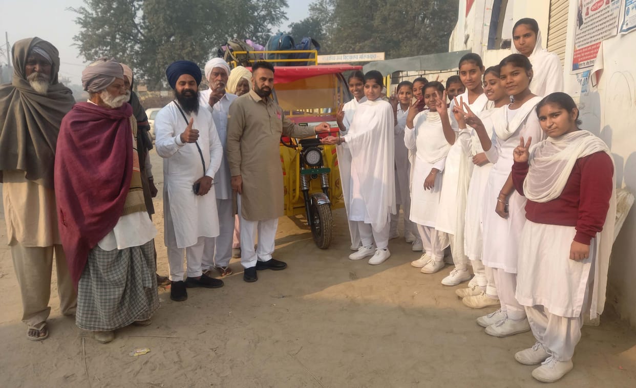 Malikpura Panchayat arranged e-van for daughters going to study in another village