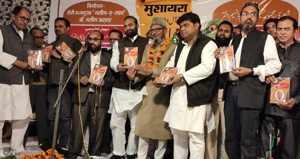 Poets won applause by presenting their poems on patriotism