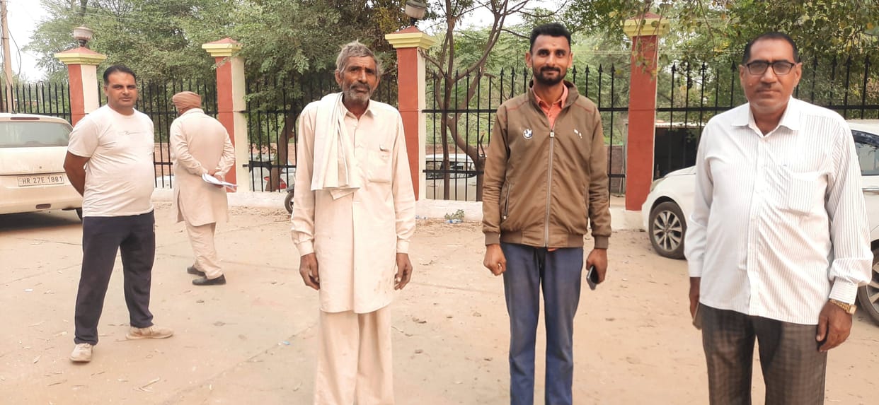 Thieves ran away with manure and wheat seeds from the fields in broad daylight in their car