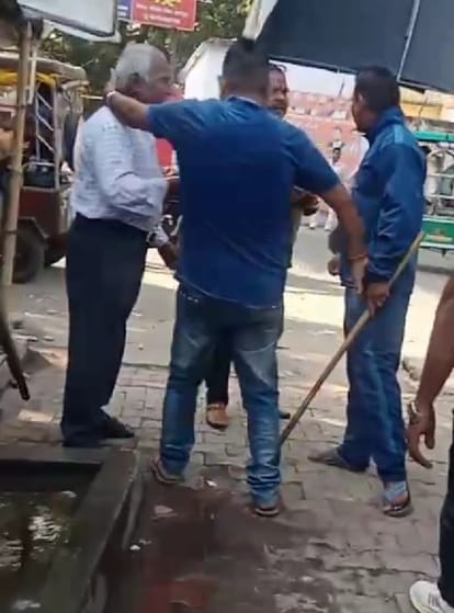 Pilibhit News: नशे में धुत सिपाहियों ने बुजुर्ग अर्जी लेखक को डंडे से पीटा Drunken soldiers beat elderly petitioner with sticks