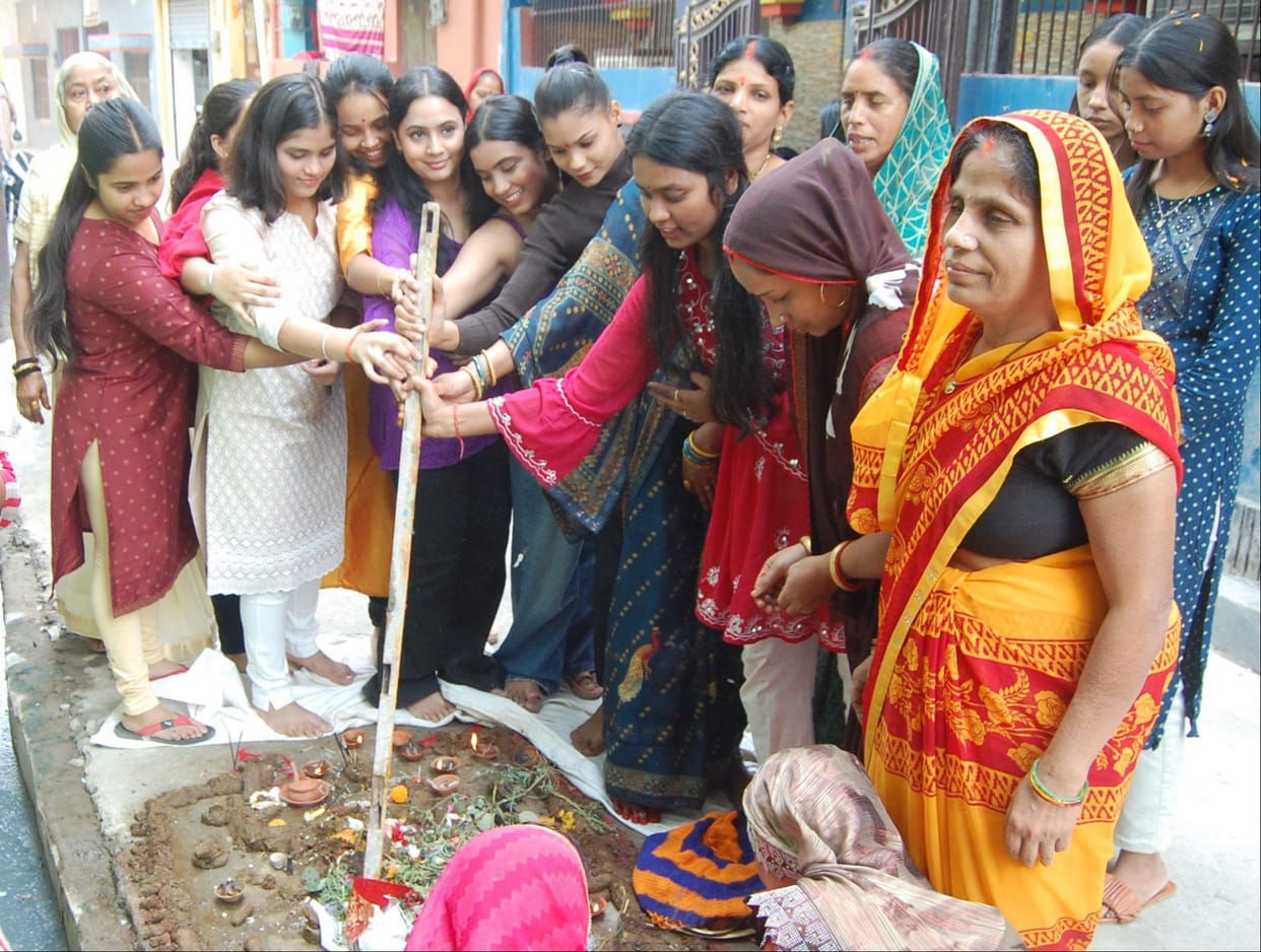 Sisters vaccinated brothers, girls and women sang songs