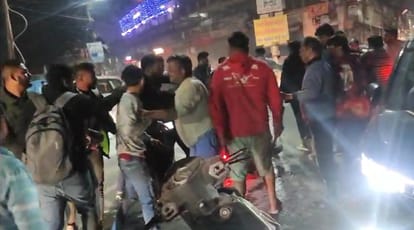 Sambhal: दस रुपये के सिक्के को लेकर विवाद में चले लाठी-डंडे, सात लोगों को पुलिस ने पकड़ा, बाजार में मचा हंगामा Sambhal: Controversy over ten rupee coin, police caught seven people, created ruckus in the market