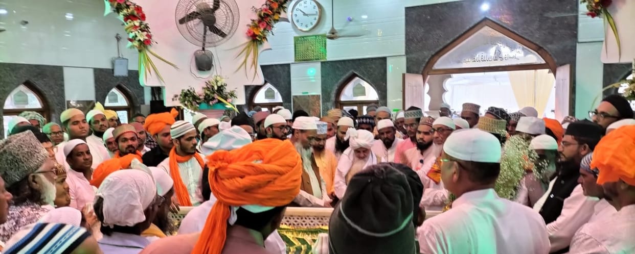 Crowd of devotees gathered at the Khanqah of Sufi Nizamuddin
