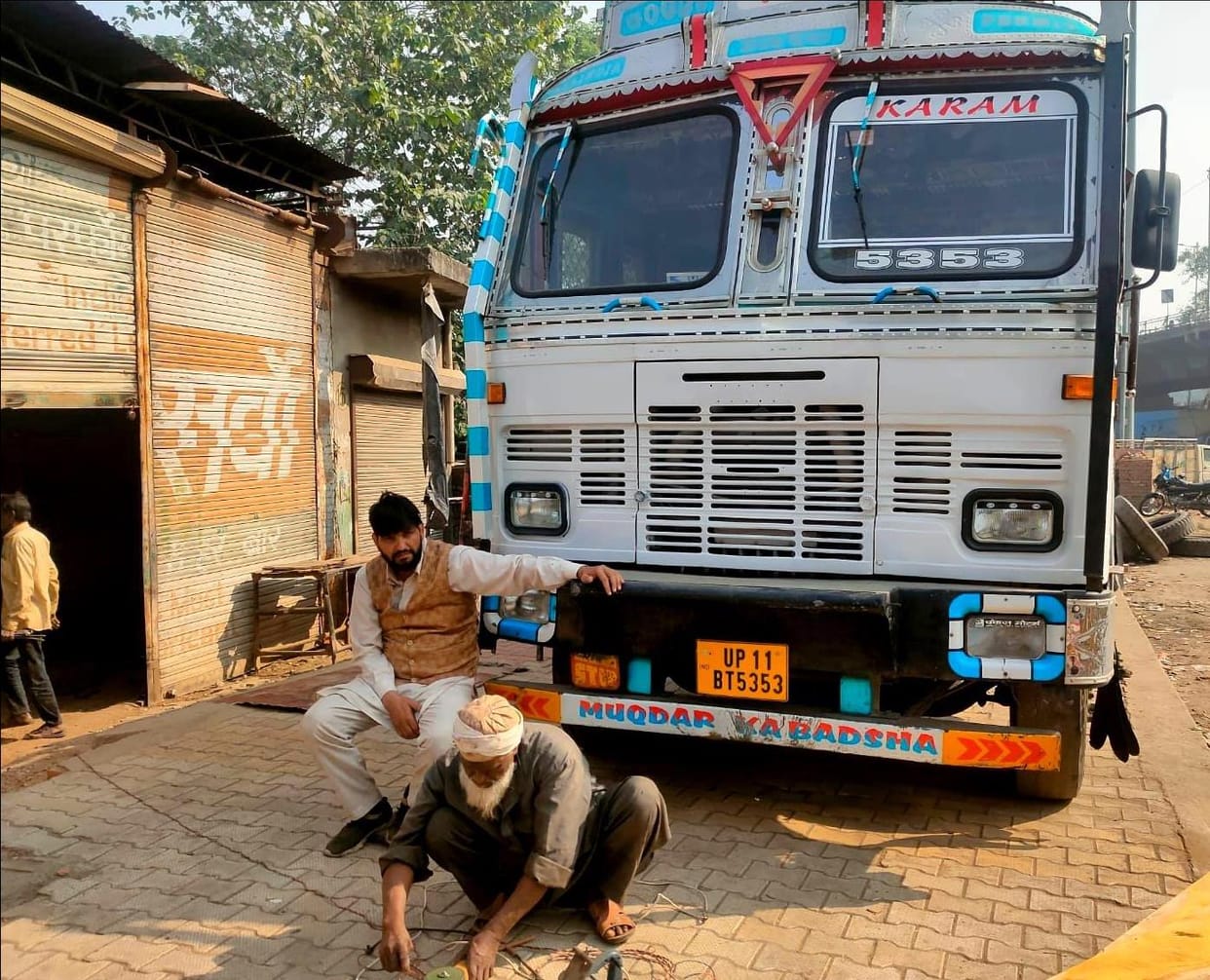 The mayor got angry after seeing trucks and vehicles parked on the footpath.