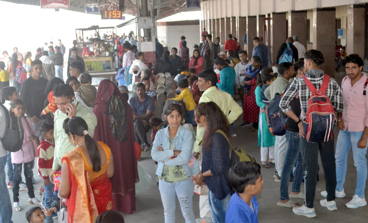 Holidays are over, crowd increased at railway stations and bus stands