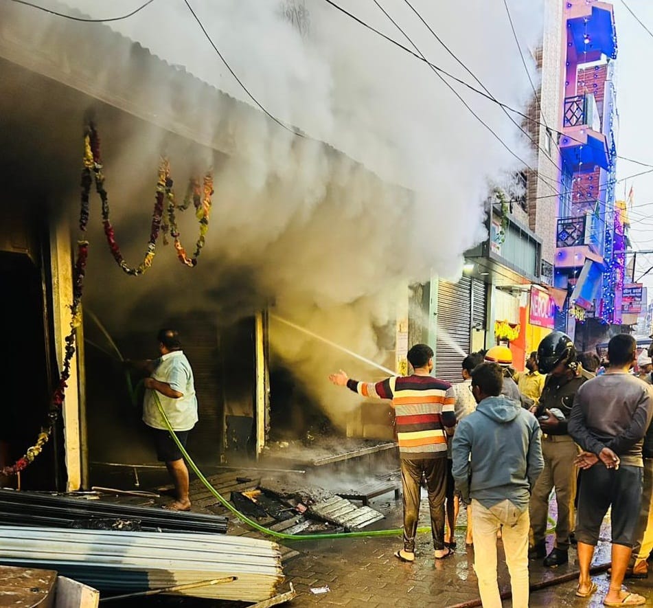 Major fire broke out in two clothes shops due to short circuit, clothes burnt to ashes