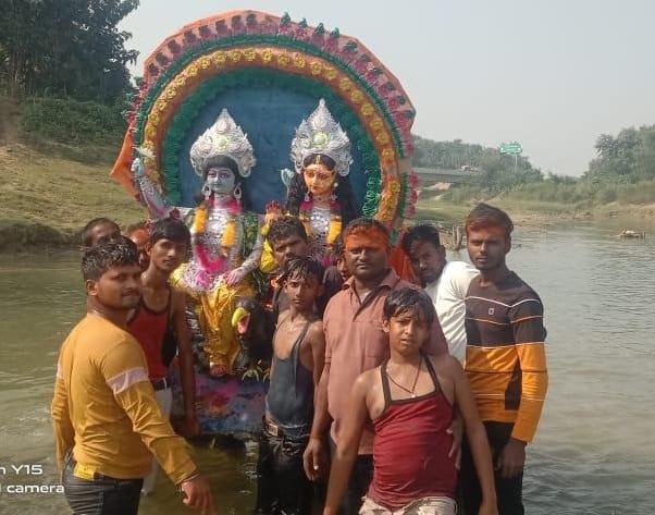 Devotees immersed the idols of Lakshmi and Ganesh while singing and dancing with great pomp.