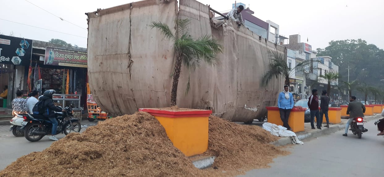 A trolley full of grass collides with a pot on the divider, traffic system affected
