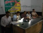 विकास भवन परिसर स्थित प्रेणा भवन में  मोबाइल का टार्च जलाकर किसान दिवस का बैठक करते अधिकारी।स