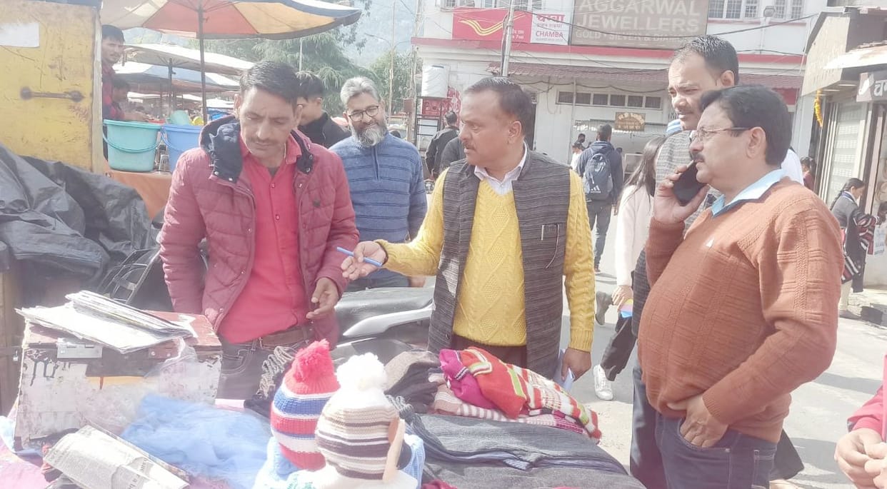 Crackdown on encroachers in the city, 15 challans, fine of Rs 13 thousand collected