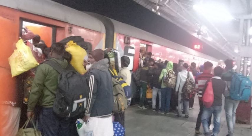 Crowd in trains increases problems on Chhath festival