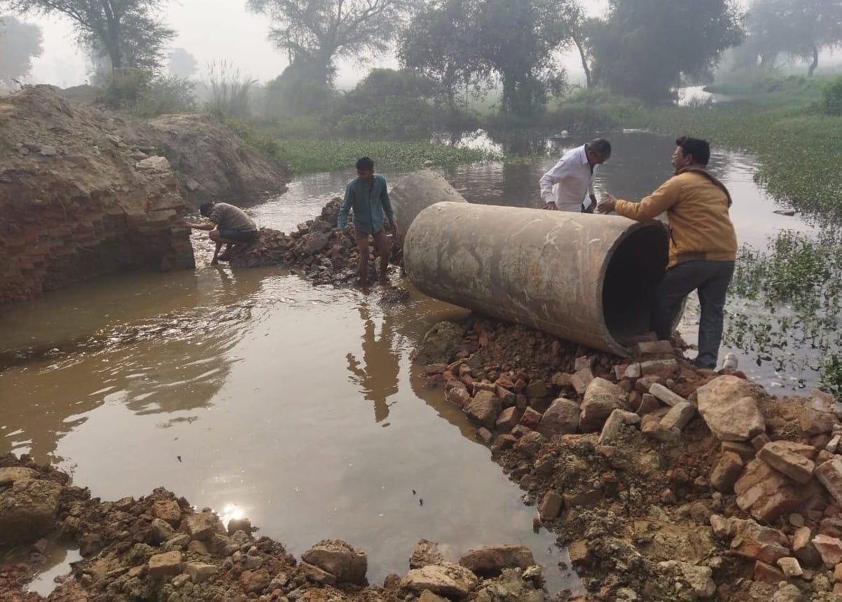 Sengar river culvert broken, 150 bigha crop submerged