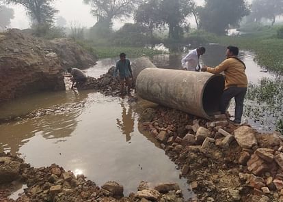 Hathras News: सेंगर नदी की पुलिया की टूटी, 150 बीघा फसल जलमग्न Sengar river culvert broken, 150 bigha crop submerged