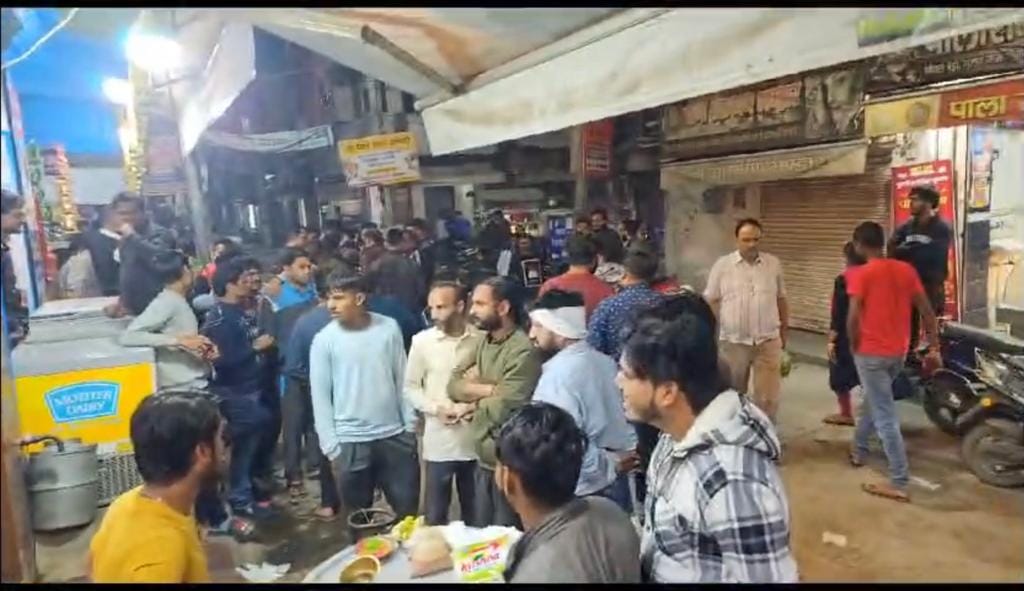 Extortion of ten lakh rupees demanded from confectioner by showing fake pistol