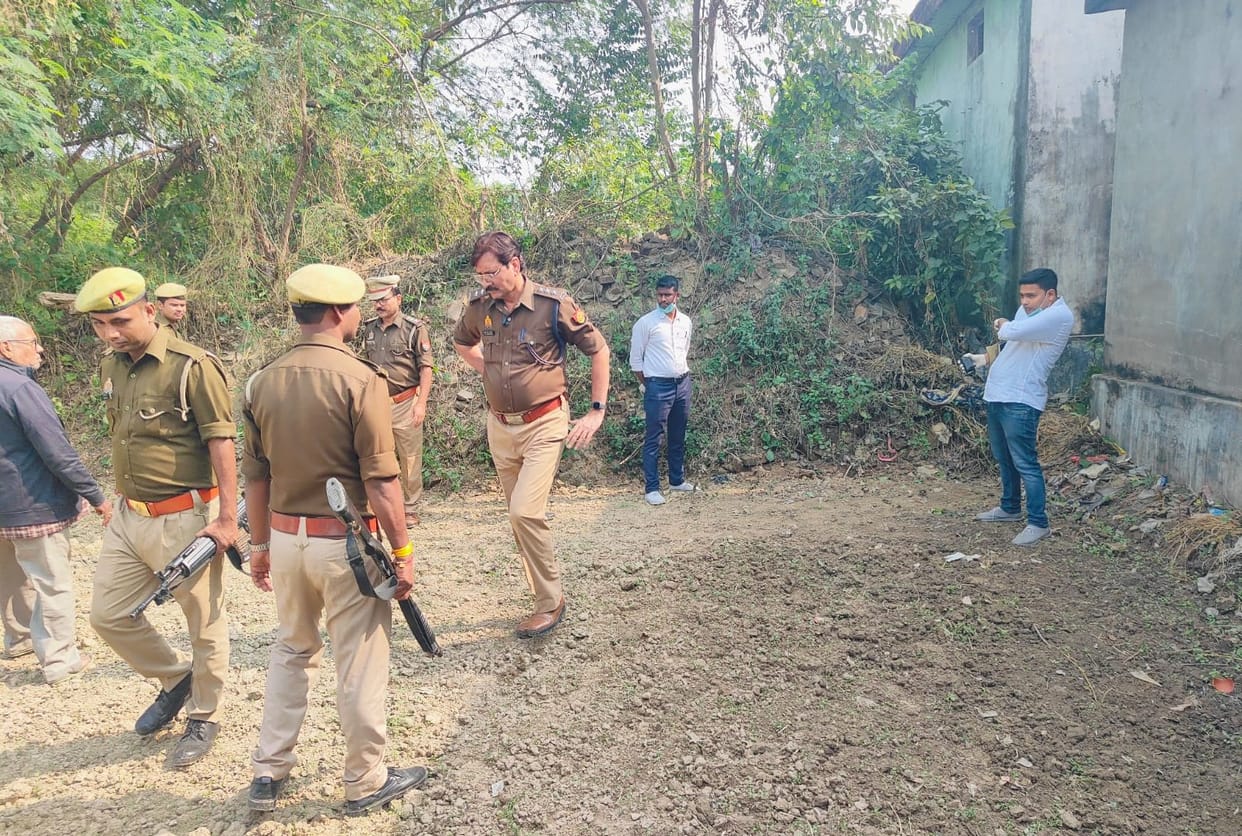 Theft of more than Rs 5 lakh in four houses