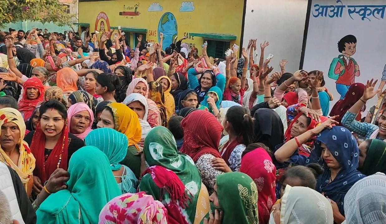 Uproar in the election of ration dealer in village Rasulpur Garhi of Meerapur.